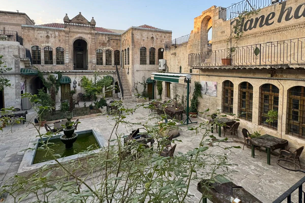Hanehan Hotel tarihi taş avlusu