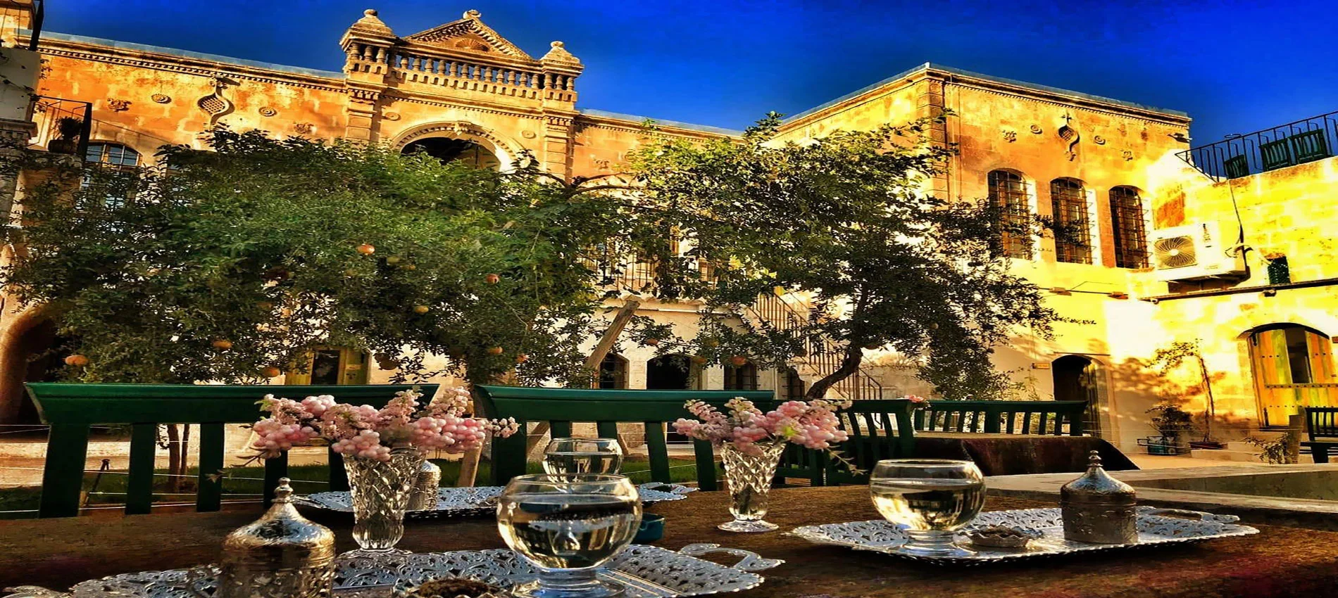 Hanehan Hotel tarihi taş avlusunun gece görünümü